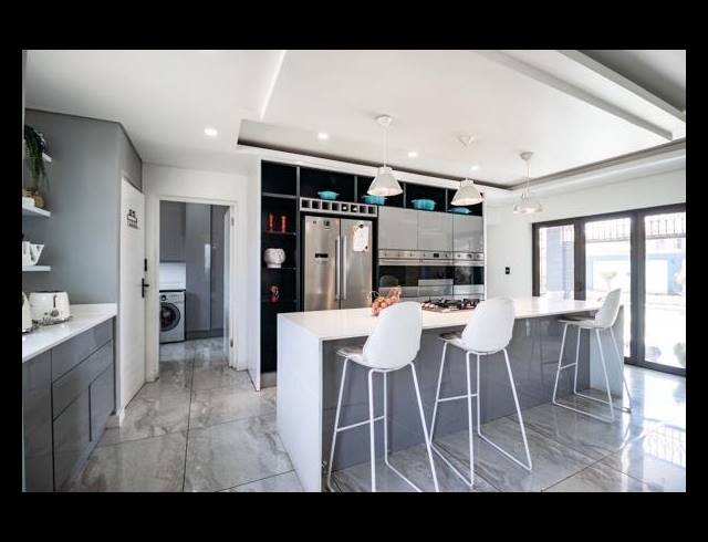 5 BEDROOM HOUSE FOR SALE IN HELDERWYK